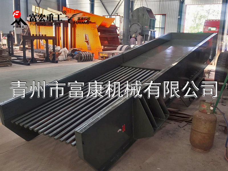 振動(dòng)給料機又稱(chēng)振動(dòng)喂料機，振動(dòng)給料機在生產(chǎn)流程中，可把塊狀、顆粒狀物料從貯料倉中均勻、定時(shí)、連續地給到受料裝置中去，在砂石生產(chǎn)線(xiàn)中可為破碎機械連續均勻地喂料，并對物料進(jìn)行粗篩分，廣泛用于冶金、煤礦、選礦、建材、化工、磨料等行業(yè)的破碎、篩分聯(lián)合設備中。