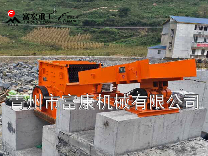 振動(dòng)給料機又稱(chēng)振動(dòng)喂料機，振動(dòng)給料機在生產(chǎn)流程中，可把塊狀、顆粒狀物料從貯料倉中均勻、定時(shí)、連續地給到受料裝置中去，在砂石生產(chǎn)線(xiàn)中可為破碎機械連續均勻地喂料，并對物料進(jìn)行粗篩分，廣泛用于冶金、煤礦、選礦、建材、化工、磨料等行業(yè)的破碎、篩分聯(lián)合設備中。